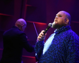 Enrique Ramil debuta en RD con un concierto íntimo e inolvidable